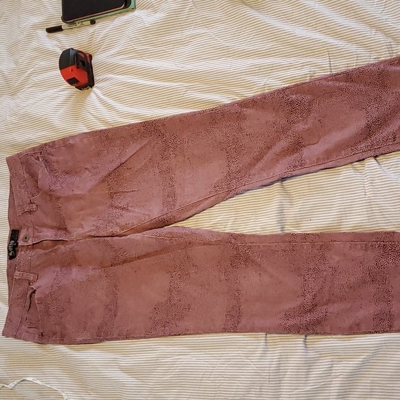 Soho soft denim sz 12 mauve/black animal print jeans. No flaws - Picture 5 of 11